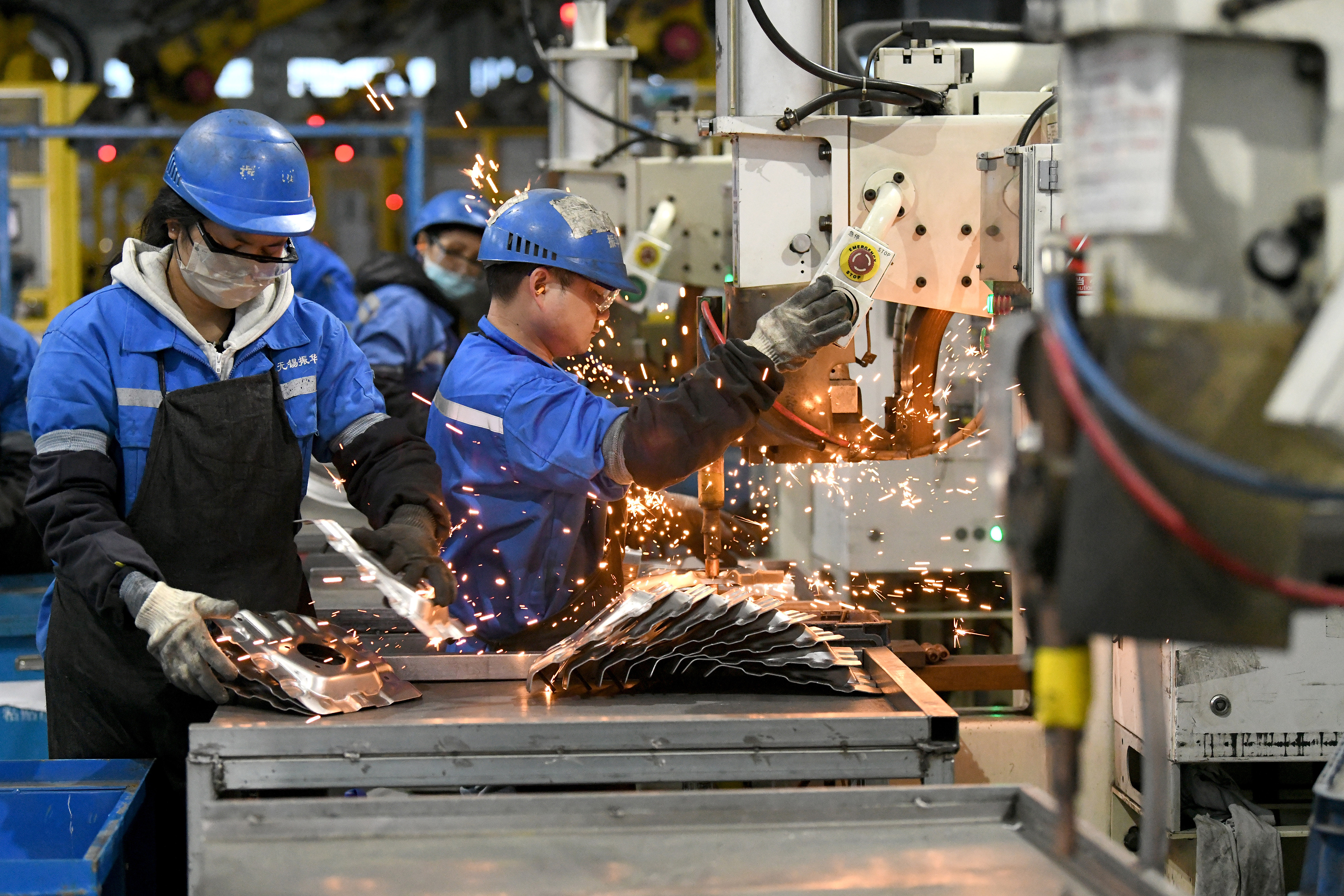 2023年2月7日，福建省寧德市蕉城區(qū)一家汽車零部件生產(chǎn)企業(yè)的生產(chǎn)線上一派繁忙景象。